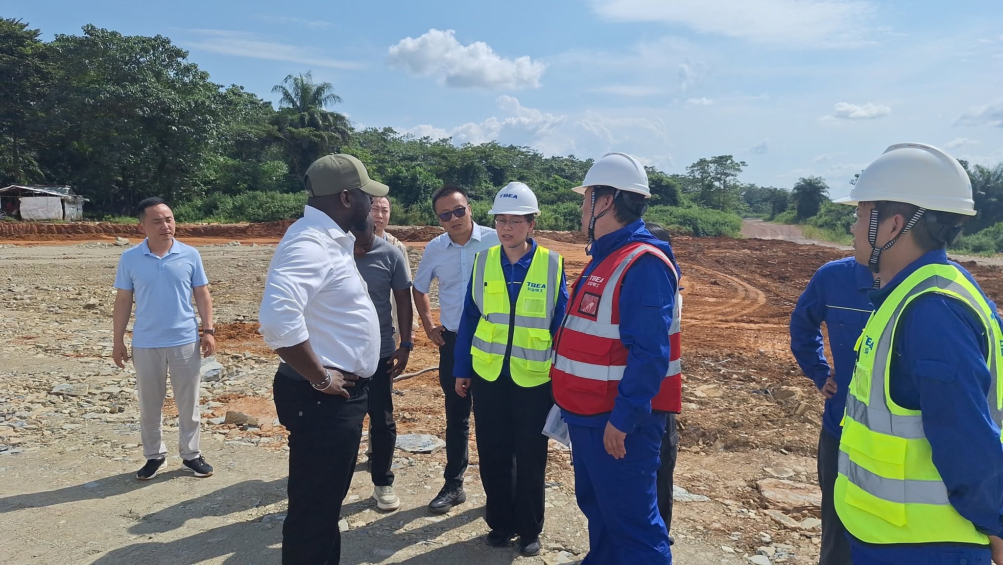 Bakary DIABY échange avec ses partenaires de TBEA sur le chantier
