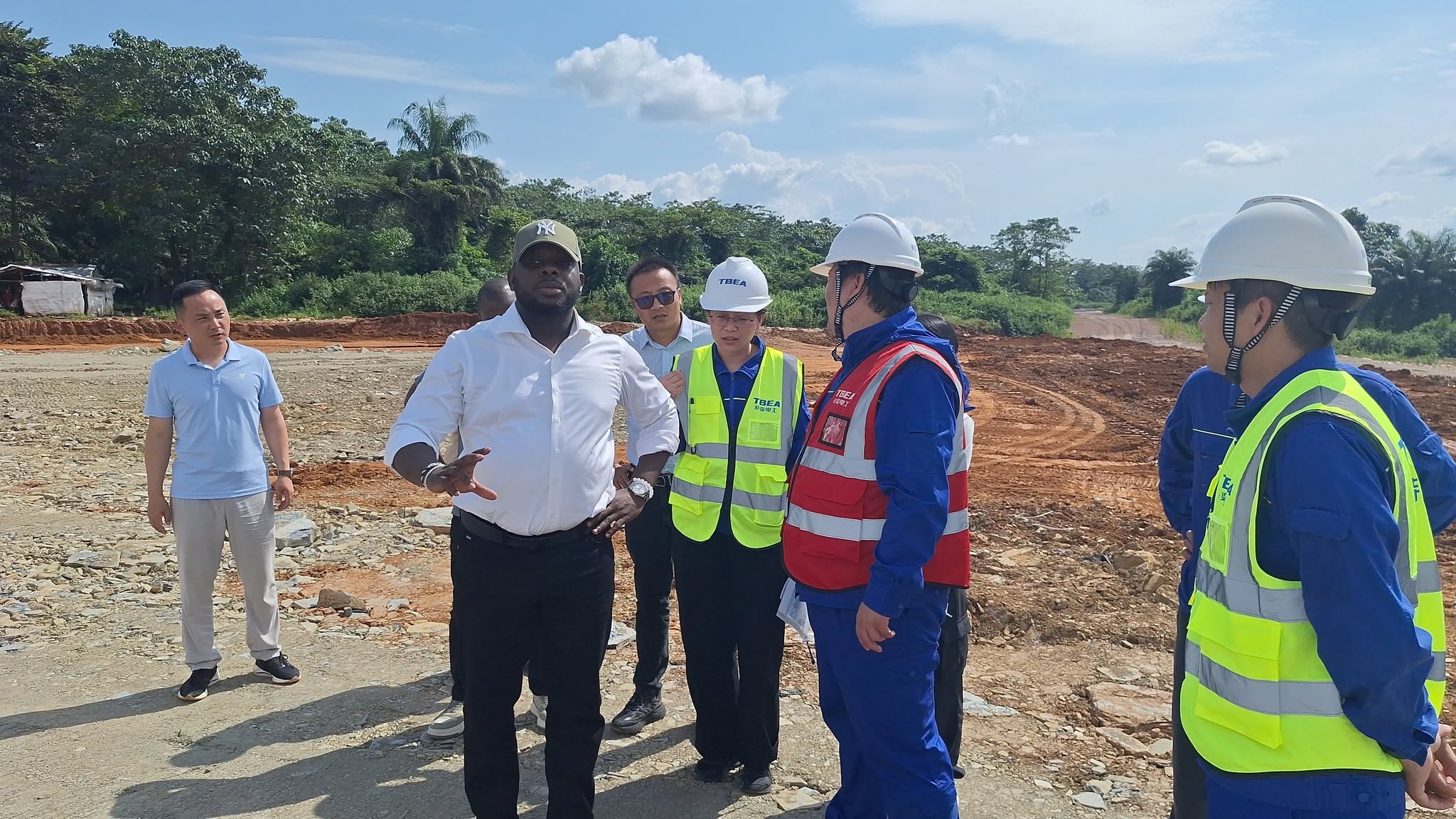 Une ingénieure de TBEA présente l'avancement des travaux à Bakary DIABY