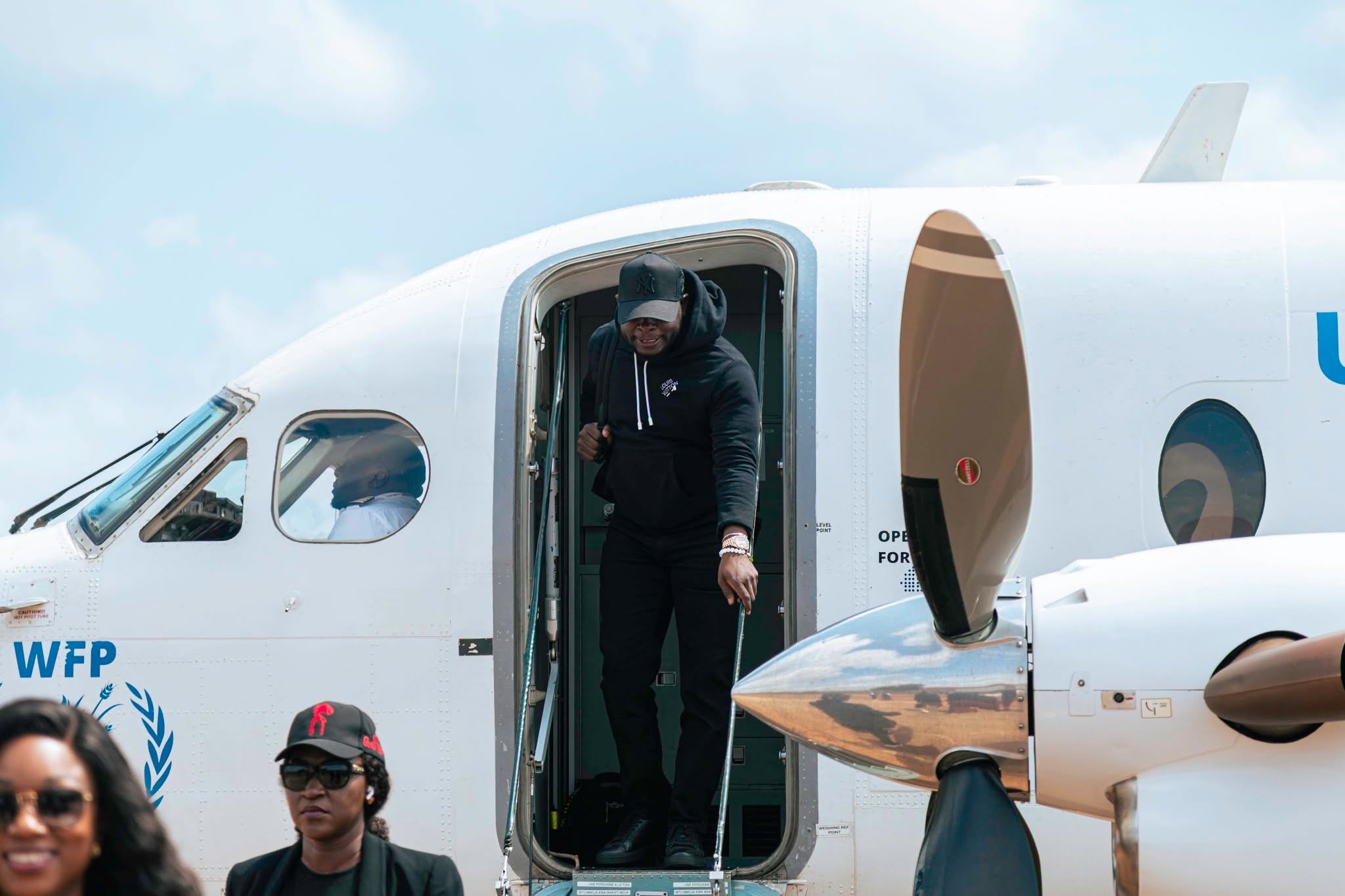 Bakary DIABY descend d'un avion du Service aérien humanitaire des Nations Unies (UNHAS)