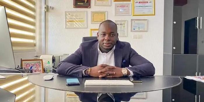 Bakary DIABY assis à son bureau, au siège de SOGUIBEC
