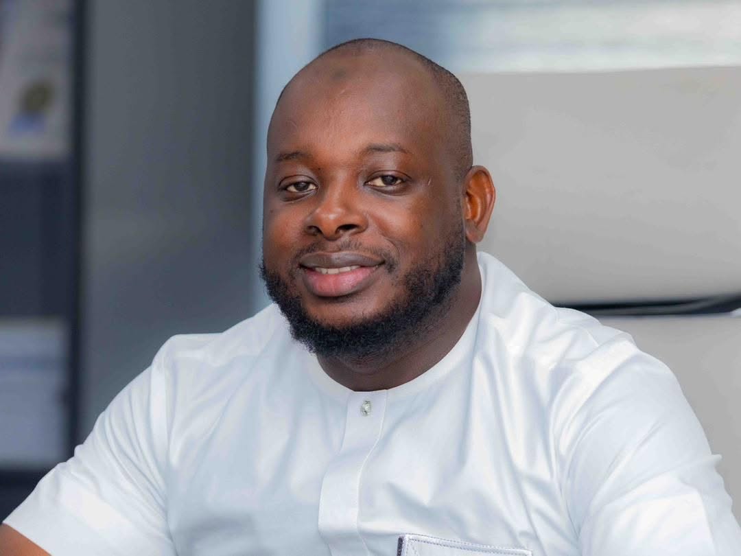 Bakary DIABY dans son bureau, au siège de SOGUIBEC, à Conakry