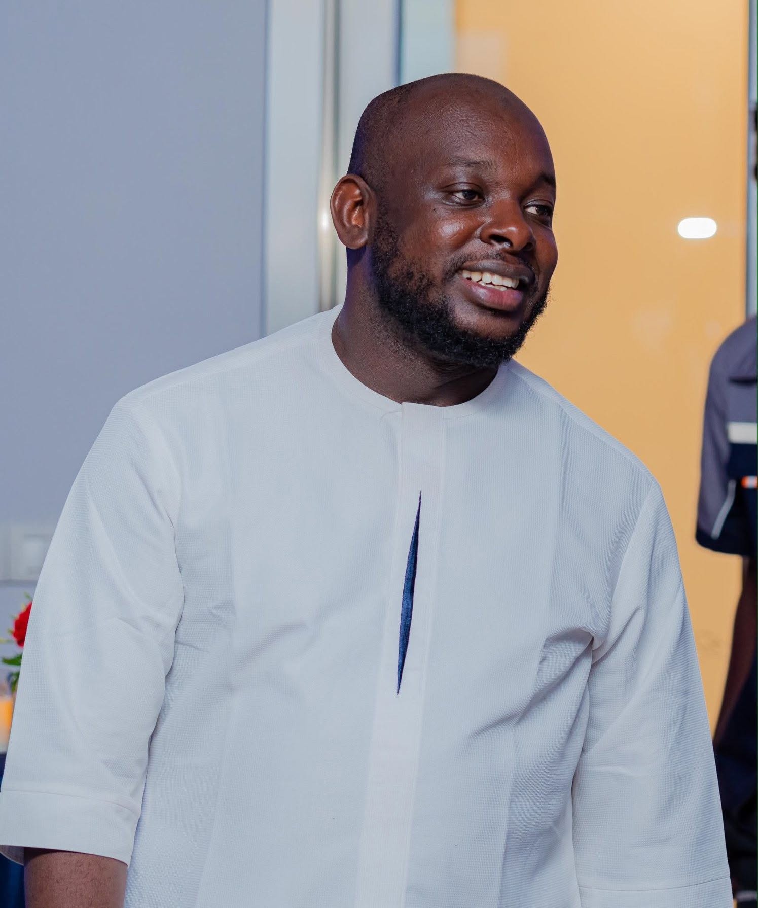 Portrait souriant de Bakary DIABY, debout en tenue blanche traditionnelle
