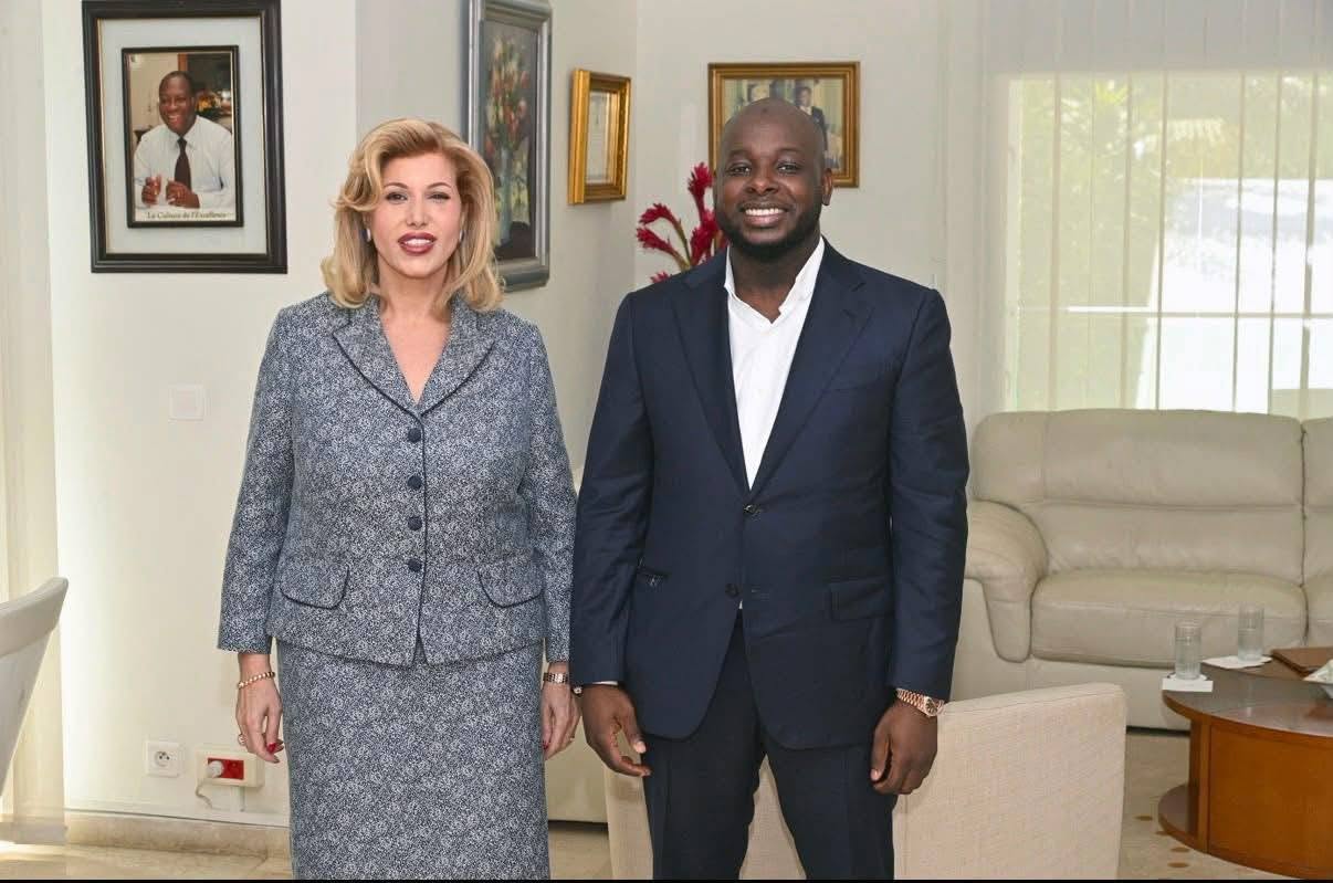 Bakary DIABY aux côtés de Dominique Ouattara, Première dame de Côte d'Ivoire, dans un salon officiel