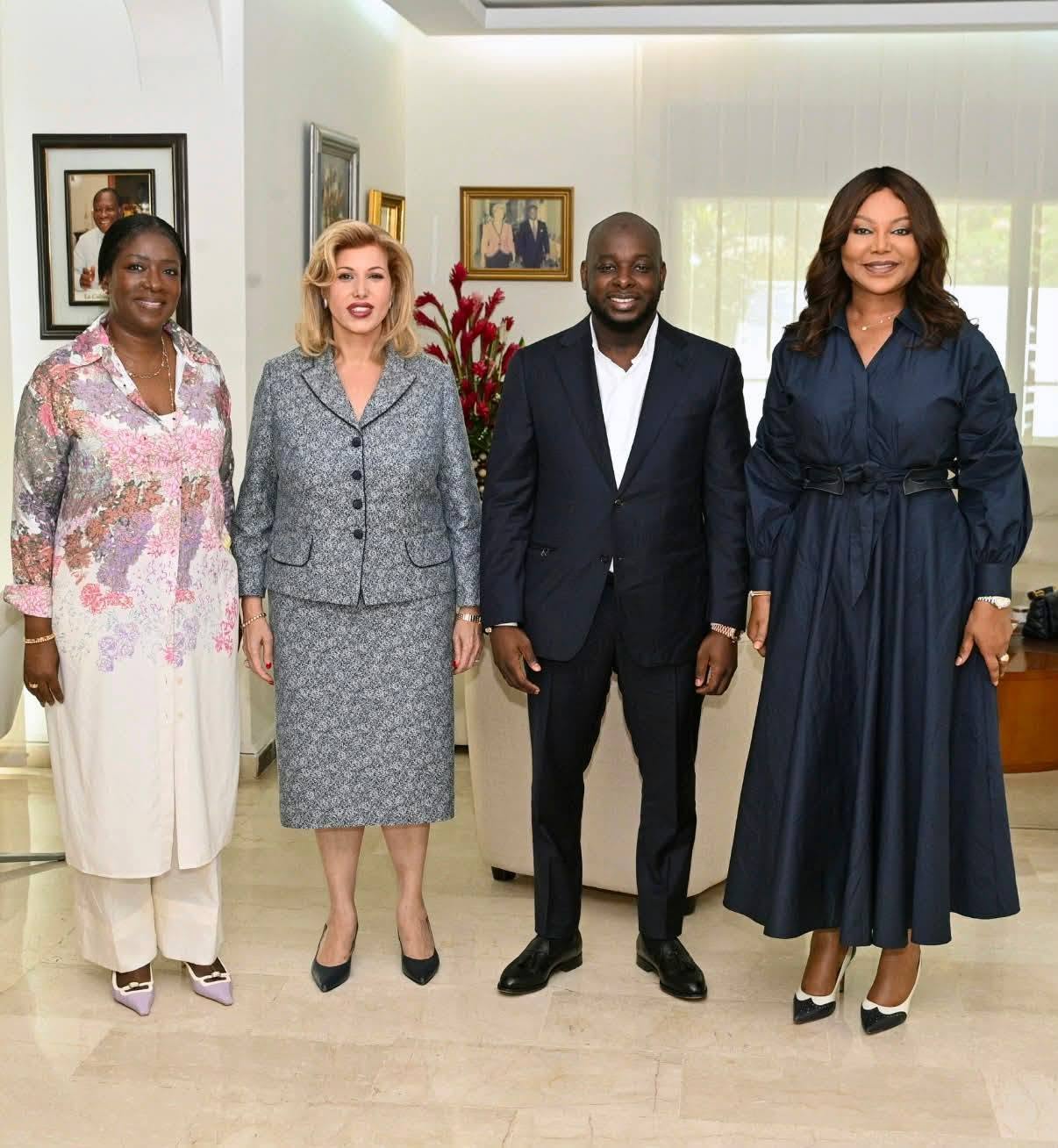 Bakary DIABY et ses accompagnatrices aux côtés de Dominique Ouattara, Première dame de Côte d'Ivoire