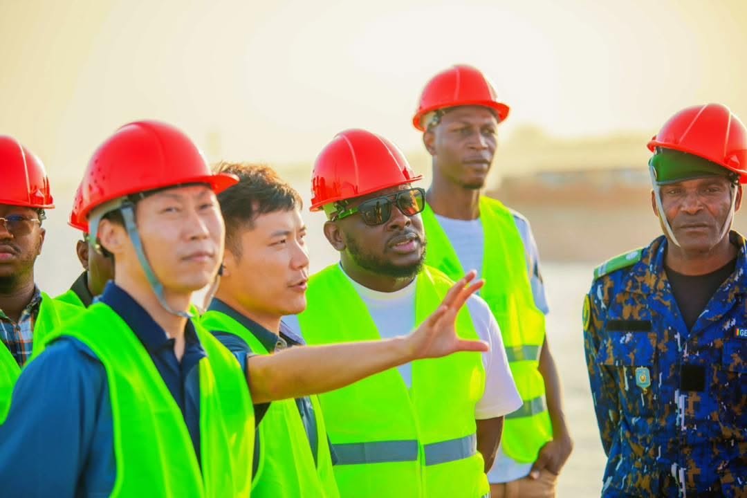 Bakary DIABY en visite de chantier avec des ingénieurs partenaires en casques et gilets haute visibilité